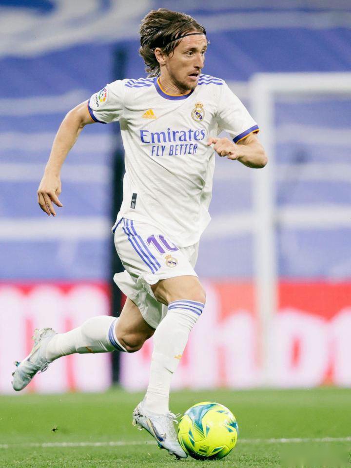 泰山纪念建队32周年，队史5次夺顶级联赛冠军，8次足协杯冠军